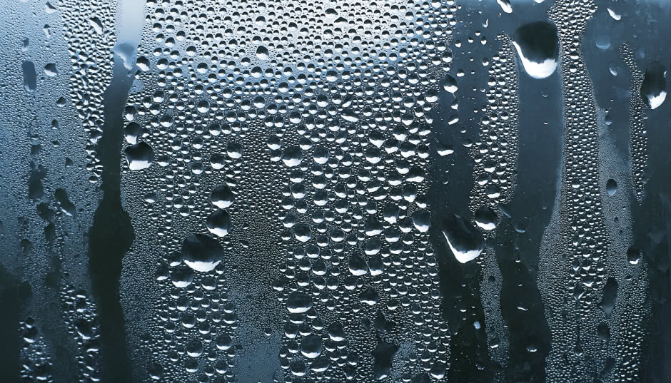 Skraplanie pary wodnej na ścianach i oknach - jak uniknąć pleśni?