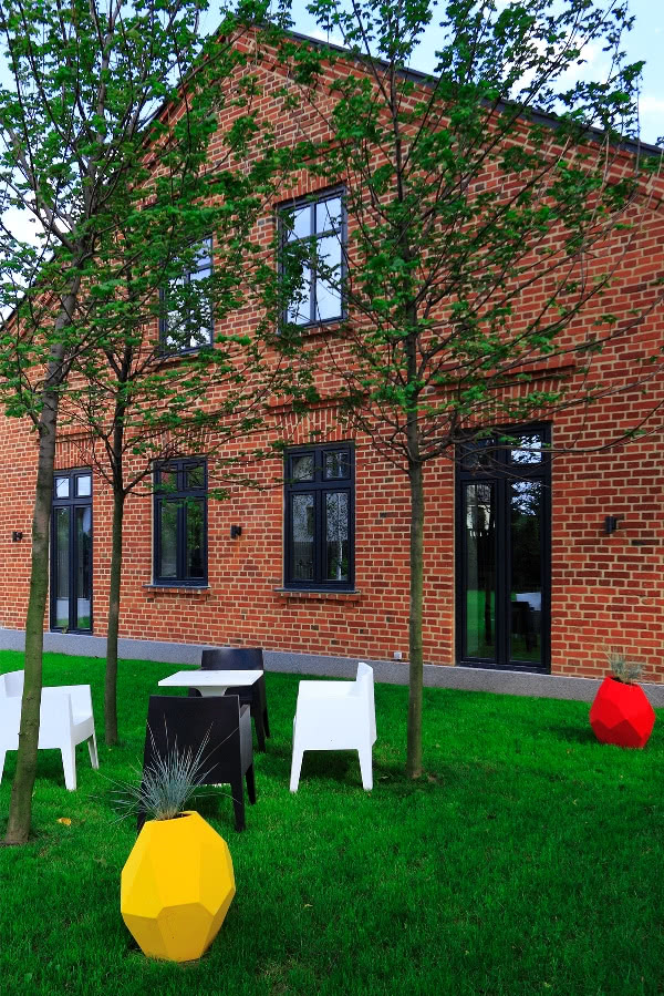 Wokół starego, murowanego z cegły domu...