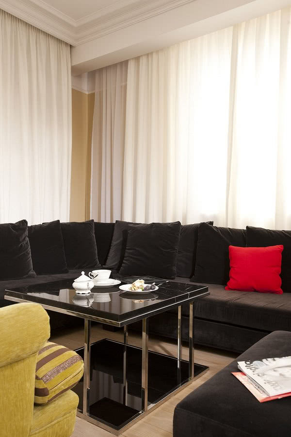 Czarna kanapa w nowoczesnym stylu tworzy w...