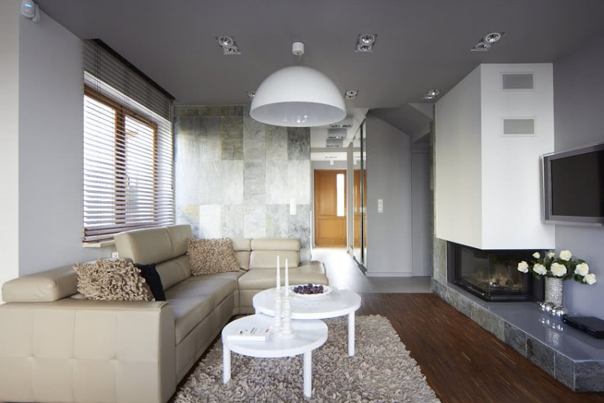 Wnętrze salonu jest jasne. W dzień światło wpada...