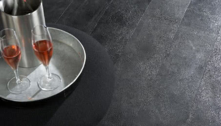 Skóra na ścianie i podłodze - pierwszy w Polsce showroom Alphenberg