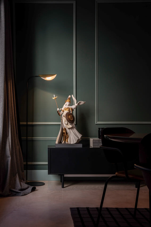 Figurę Ateny, która ma 72 cm wysokości,
zaprojektował José Santaeulalia. Bogini
towarzyszy wierna sowa – symbol mądrości.
Siedzący na ramieniu Ateny ptak przedstawiony
został w porcelanie z wielką dbałością o szczegóły.
Rzeźba ma grawerunek na hełmie, bransolecie
oraz nagolennikach. Na tarczy widnieje głowa
Meduzy – Gorgony, która zamieniała
w kamień każdego, kto na nią spojrzał.