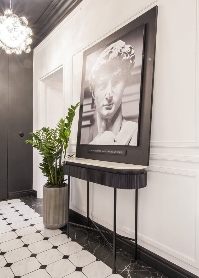 Studio projektowe Doroty Szelągowskiej na Żoliborzu - korytarz z obrazem przedstawiającym Dawida Michała Anioła