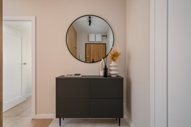 Beżowe ściany w przedpokoju