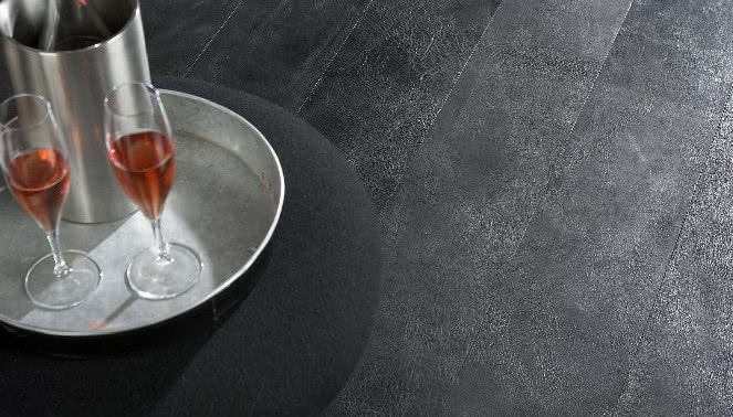 Skóra na ścianie i podłodze - pierwszy w Polsce showroom Alphenberg