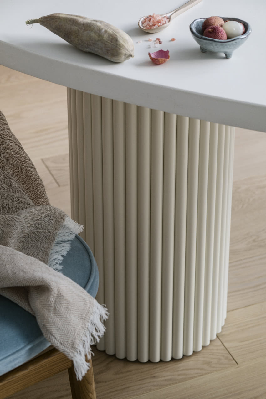 Stół wsparty jest na trzech nogach wykonanych ze...