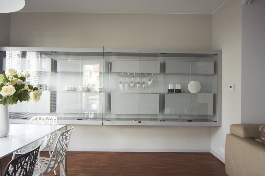 Na podłodze w salonie ułożono przemysłowy...