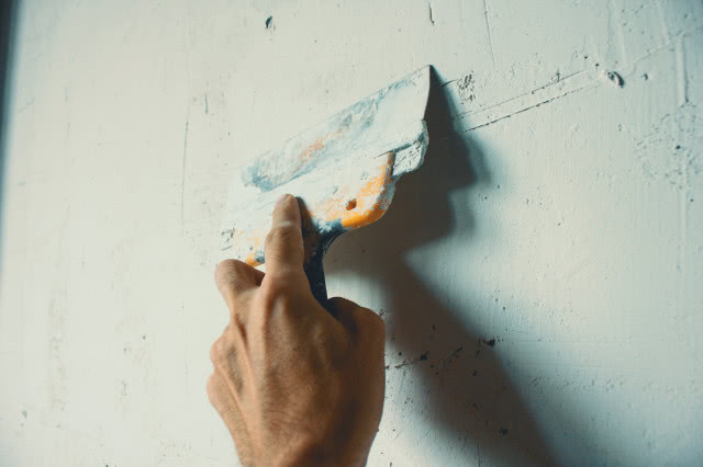 dziura w ścianie naprawa