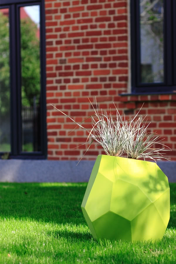 Lustrzane szyby okienne i designerskie zielone...