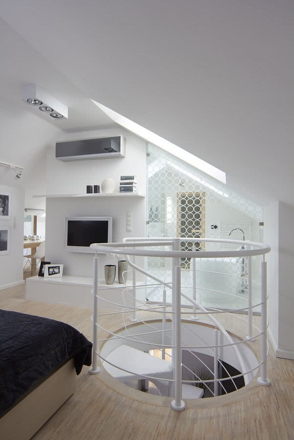 - Jak w latarni morskiej! - oceniają niektórzy,...