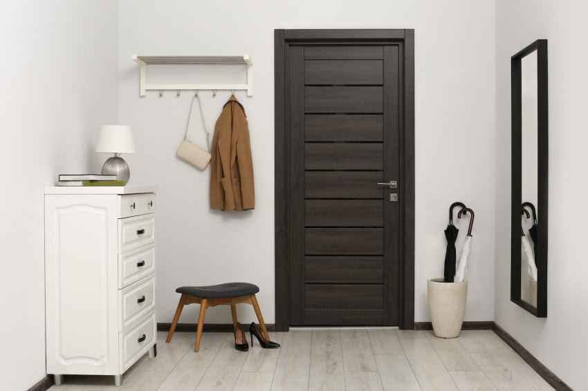 Jasny kolor ścian i podłogi to dobry wybór do...