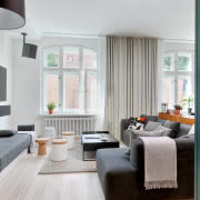 Na pierwszym planie osprzęt elektryczny Berker...