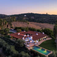 Rustykalny dom w stylu modern farmhouse. Tu mieszkała Sandra Bullock!