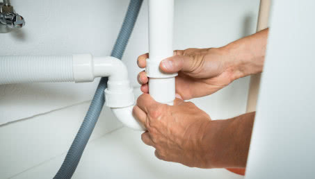 Udrażnianie rur i kanalizacji - jak skutecznie przepychać zatkane rury?