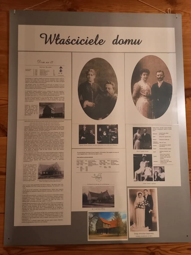 gablota z historią właścicieli domu w Marynowach