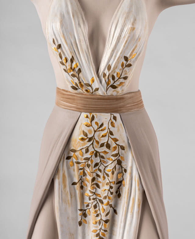 Figura Diany wyróżnia się precyzyjnie wygrawerowanymi
kwiatowymi detalami szat, co bezpośrednio nawiązuje do roli bogini, jako opiekunki dzikiej
przyrody. Rzeźba Lladró ukazuje ją jako młodą kobietę, która przy
całej swej subtelnej, dziewczęcej urodzie, jest wolna, niezależna
i silna. Porcelanowa figura ma 87 cm wysokości.