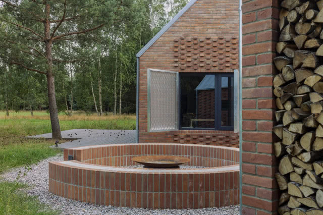 palenisko między dwoma budynkami