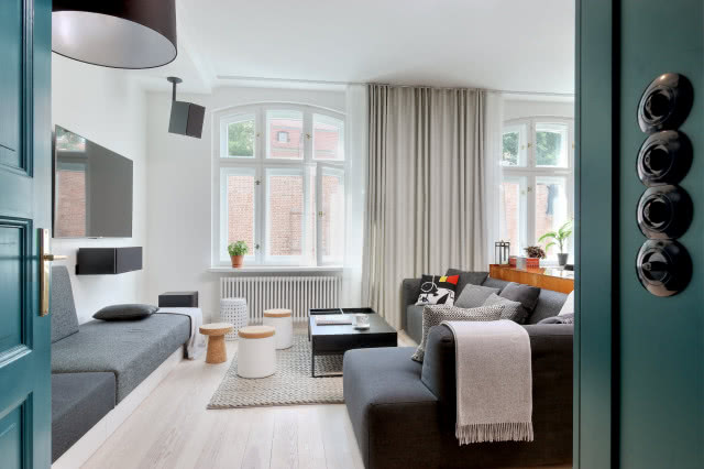 Na pierwszym planie osprzęt elektryczny Berker 1930, stylizowany na osprzęt z pierwszej połowy minionego wieku