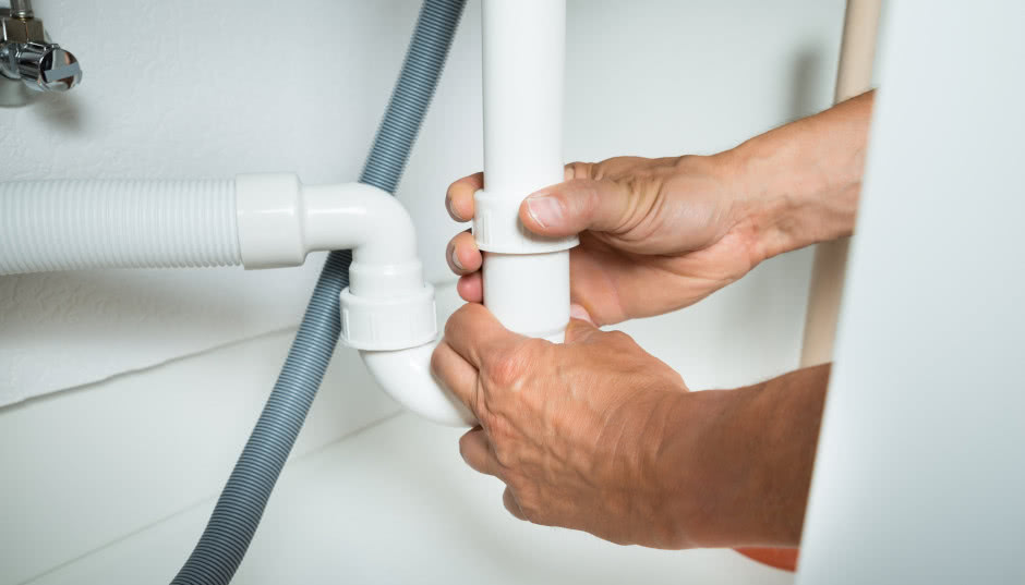 Udrażnianie rur i kanalizacji - jak skutecznie przepychać zatkane rury?