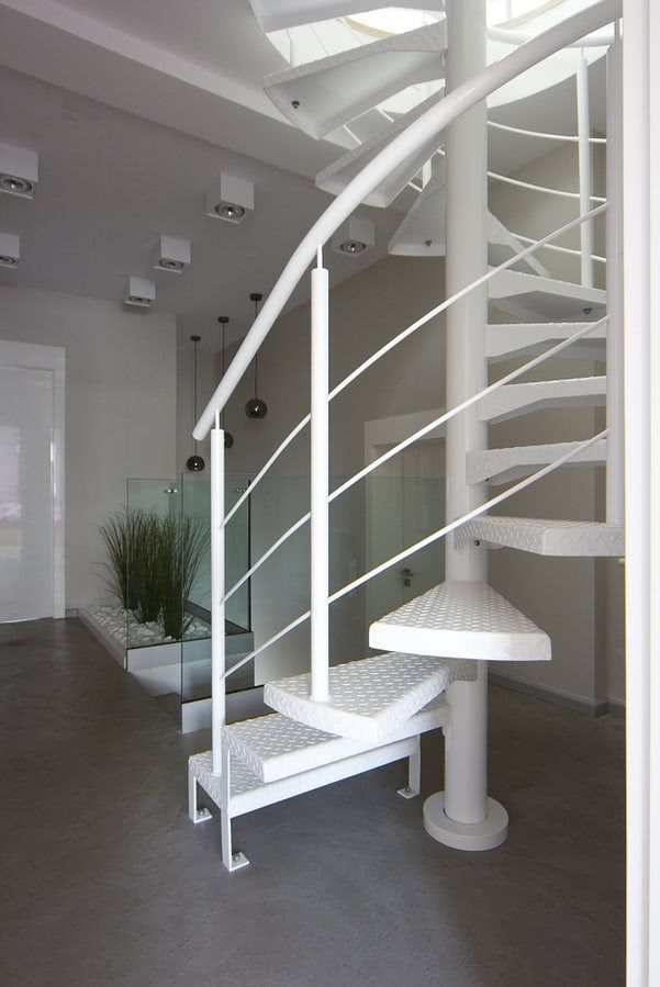 Kręcone stalowe schody zabierają stosunkowo mało...