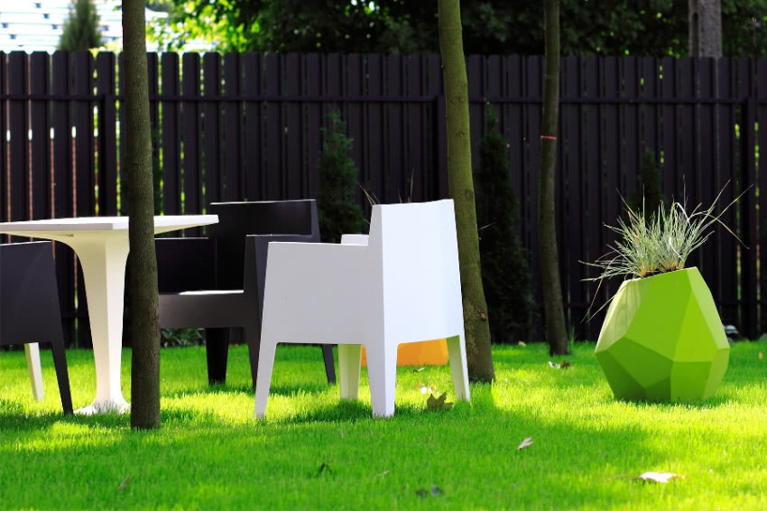 Designerskie meble ogrodowe z plastiku.