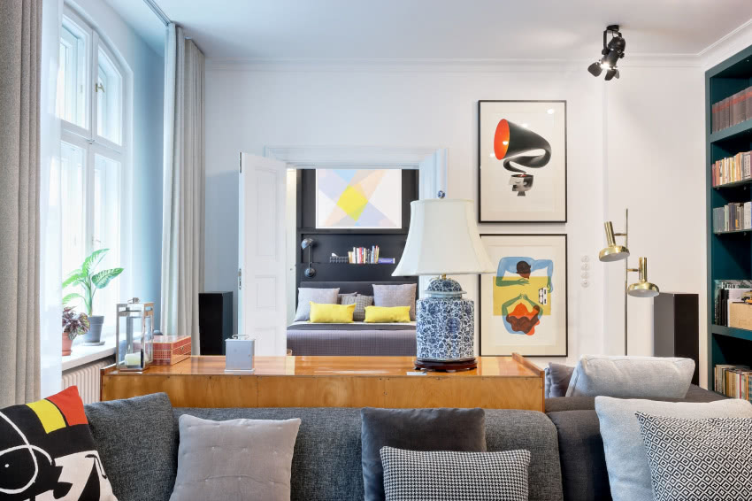 Drzwi prowadzą do sypialni.
Ściana za...