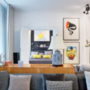 Na pierwszym planie osprzęt elektryczny Berker...