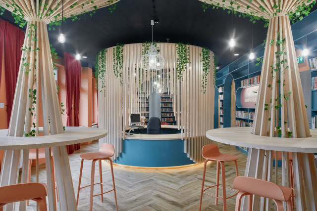 kolorowa biblioteka, widok na recepcję