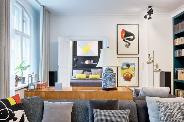 Drzwi prowadzą do sypialni. Ściana za wezgłowiem łóżka skrywa strefę umywalki i kabiny prysznicowej