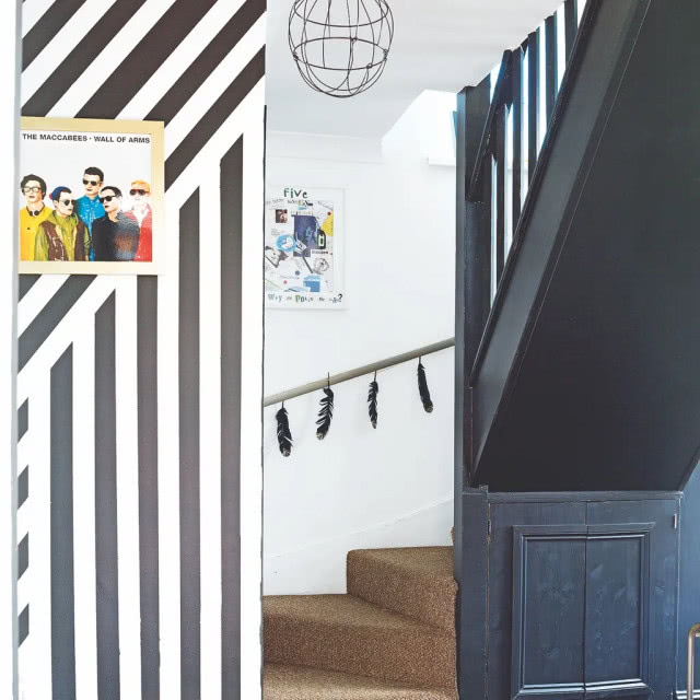 pasy ułożone w różnych kierunkach