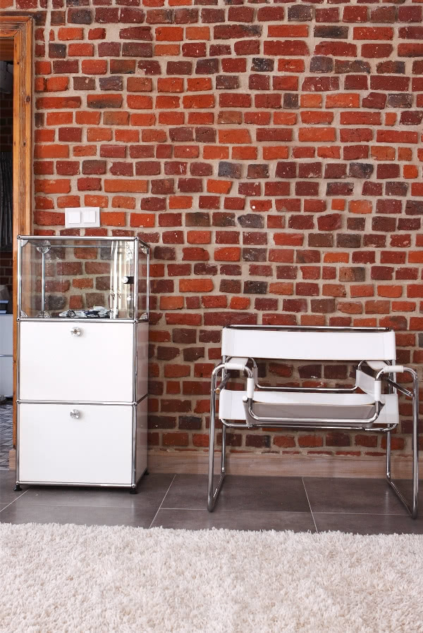 Ceglana ściana holu i białe nowoczesne meble -...