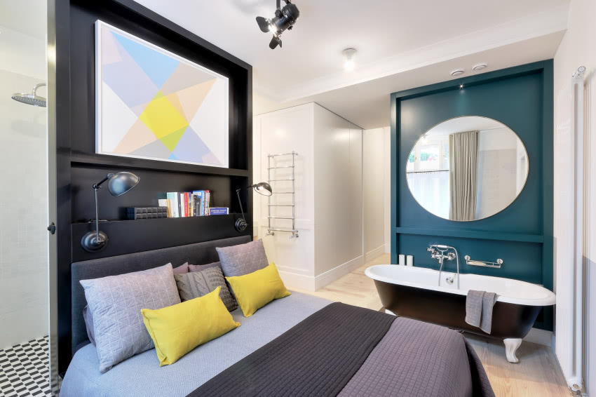 W sypialni obok łóżka stoi wolno...