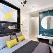 Na pierwszym planie osprzęt elektryczny Berker...