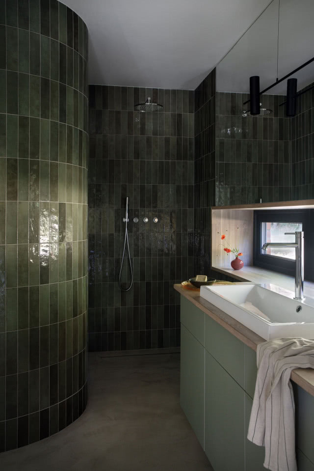 łazienka z zielonymi płytkami