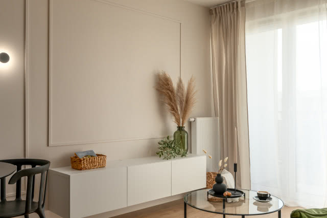 Beżowe ściany w salonie