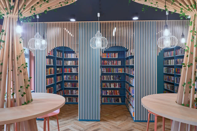 widok na ścianę w łukach, a w środku nich książki