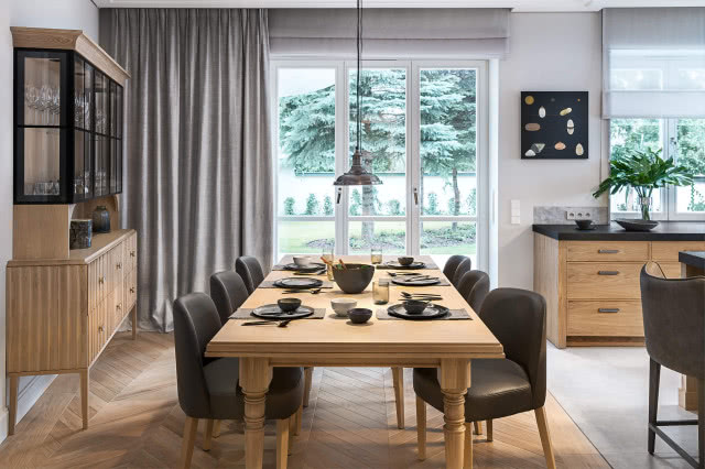 Stół jadalniany w mieszkaniu