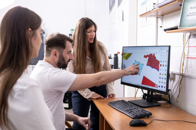Zespół twórców AgroSysIT podczas pracy nad projektem przenośnego urządzenia do analizy gleby w konkursie Jamesa Dysona 2026.