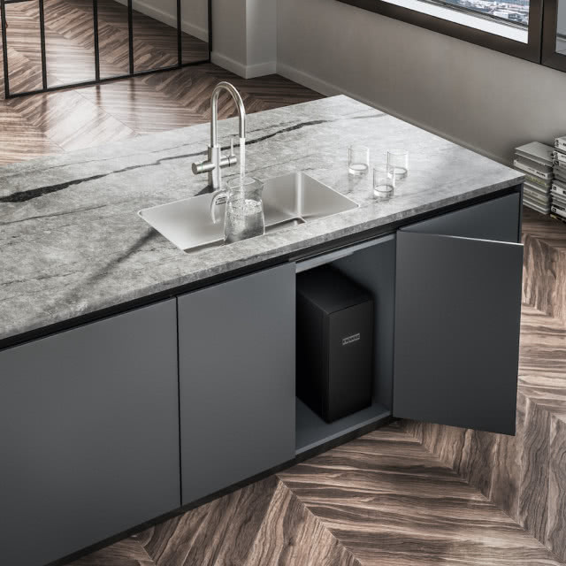 system filtrujący wodę Franke Mythos Water Hub zamontowany w szafce pod zlewem