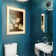 Na pierwszym planie osprzęt elektryczny Berker...