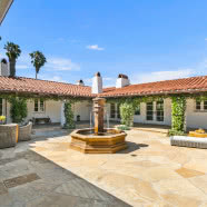 Rustykalny dom w stylu modern farmhouse. Tu mieszkała Sandra Bullock!