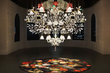 Gigantyczny żyrandol rozświetlający mrok setkami świateł Marcela Wandersa