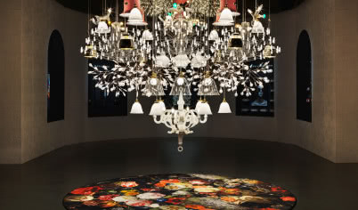 Gigantyczny żyrandol rozświetlający mrok setkami świateł Marcela Wandersa