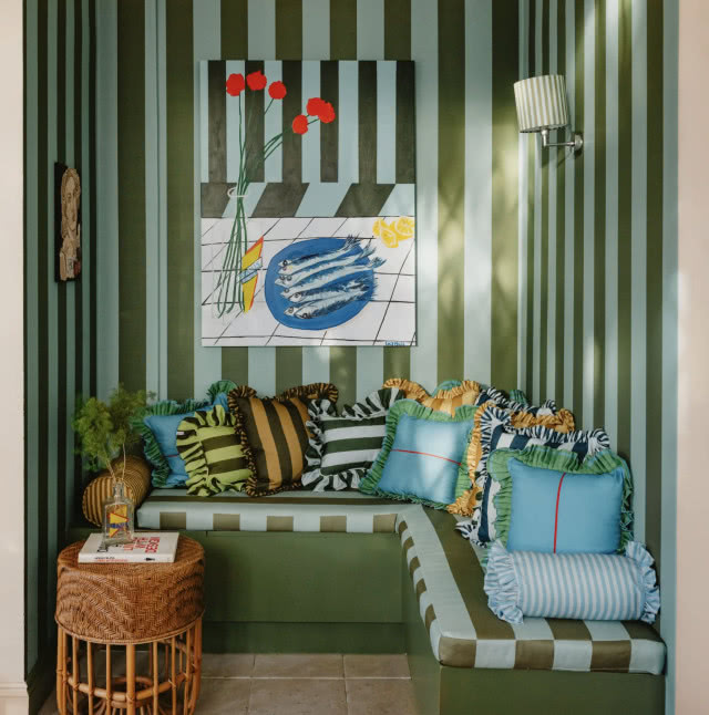 ława i zielone pasy