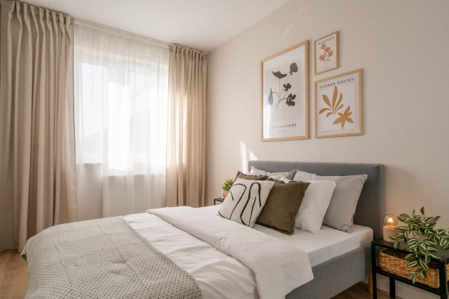 Beżowa aranżacja sypialni