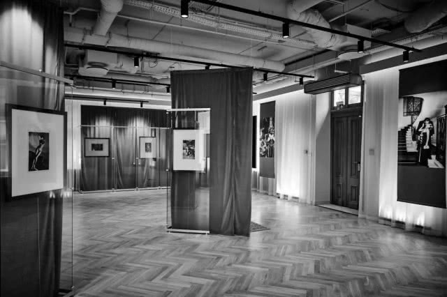 sala wystawowa, zdjęcie czarno-biało