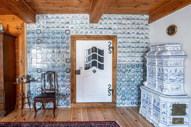 izba w domu podcieniowym z holenderskimi kaflami