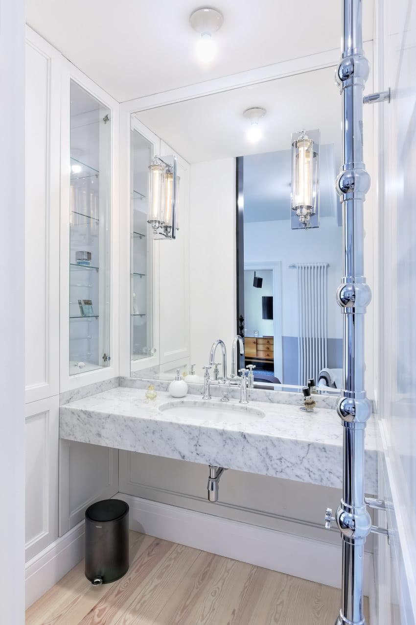 Częścią sypialni jest aneks z umywalką. To także...