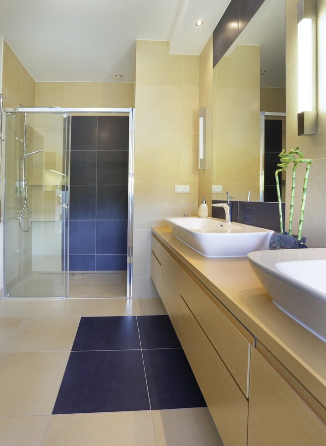 W łazience rodziców neutralne beże przełamuje...