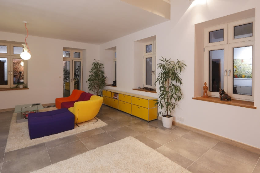 W salonie uwagę przykuwa kolorowa modułowa sofa.